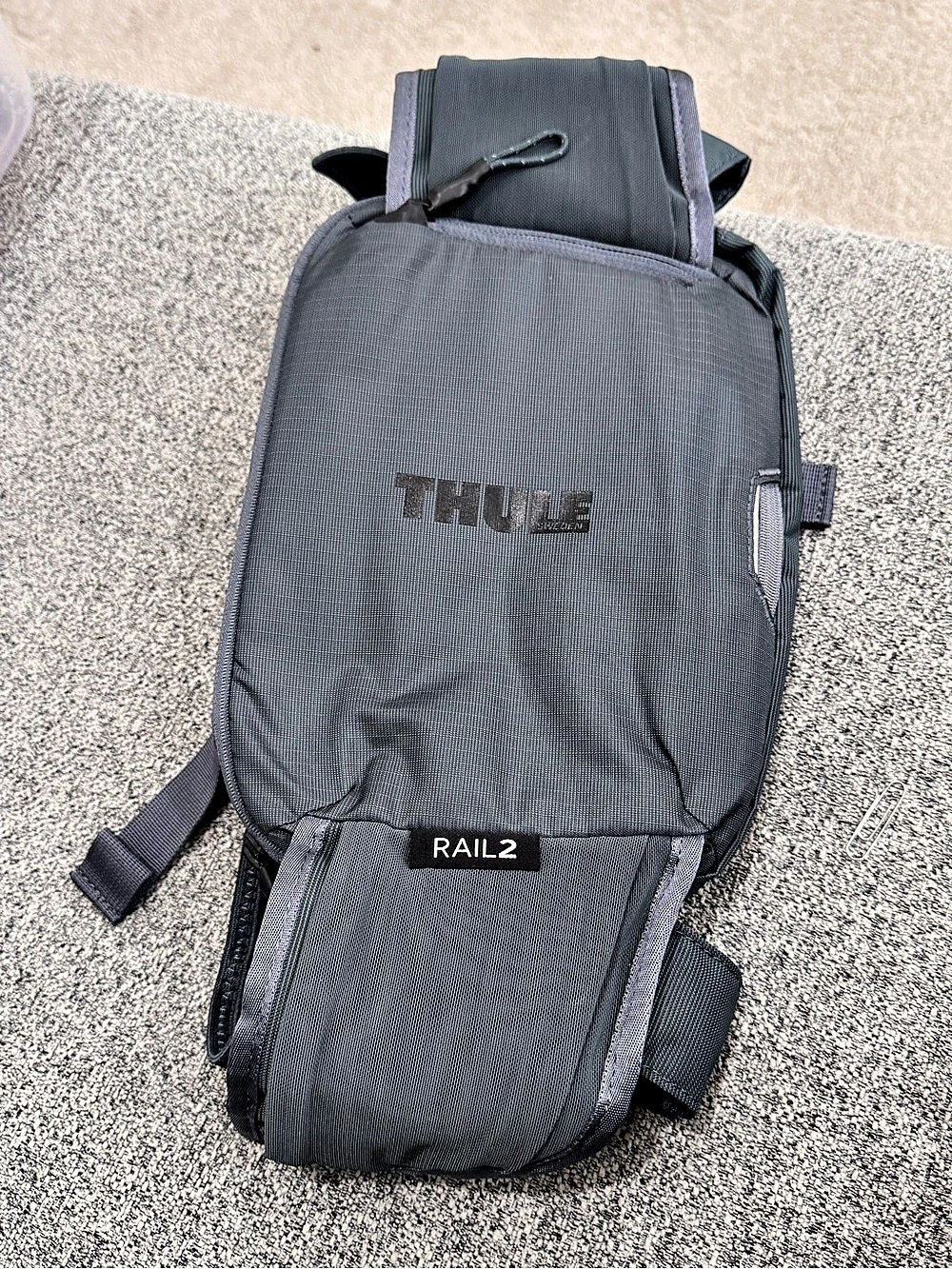 Thule Rail 2L Hip Pack Black & Gray